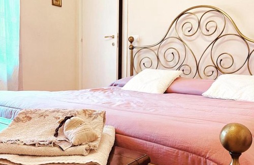 Serravalle Pistoiese Bed & Breakfast | Cozy Bed & Breakfast Benedetta with Hot Tub and Dining