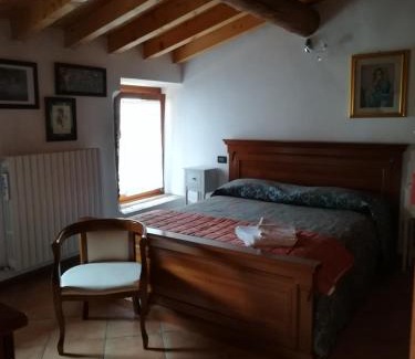 Padenghe sul Garda Bed & Breakfast | Cozy Bed & Breakfast Castello: Family-Friendly Stay