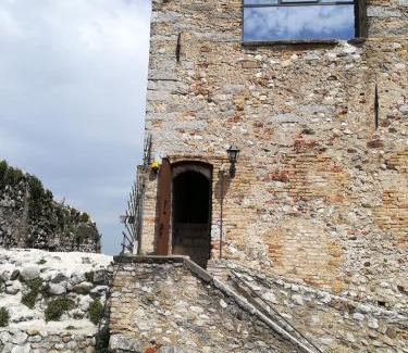 Padenghe sul Garda Bed & Breakfast | Cozy Bed & Breakfast Castello: Family-Friendly Stay