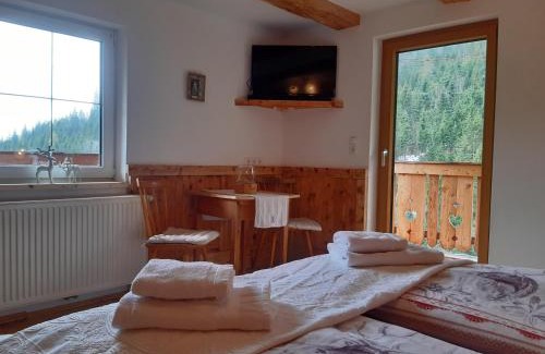 Assling Bed & Breakfast | Family-Friendly Haus Pinter with Breakfast & Kitchen Access