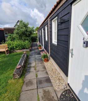 Oude Leede Bed & Breakfast | Welcoming Stay at Bed en Brood Donna with Breakfast & Kitchen