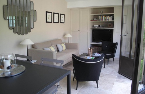 Loriol-du-Comtat House | Idyllic Bed & Breakfast in a Provencal Farmhouse with Pool