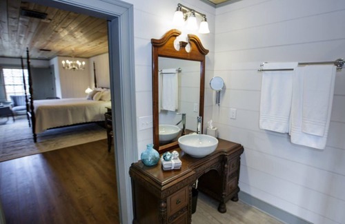 Staunton Bed & Breakfast | Historical Log Cabin Bed & Breakfast with Spa Amenities