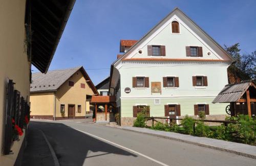 Sencur Bed & Breakfast | Pet-Friendly Retreat at Bed & Breakfast Pr'Sknet, Rated 9/10