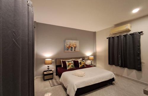Sichon Bed & Breakfast | Cozy Bed & Breakfast To-Co with Pool and Family Amenities