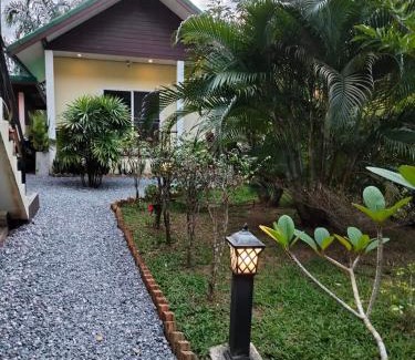 Sichon Bed & Breakfast | Cozy Bed & Breakfast To-Co with Pool and Family Amenities