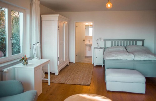 Bellersheim Bed & Breakfast | Cozy Bed & Breakfast Unter den Linden with Ocean Views