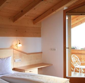 Maranza House | Inviting Untermüllerhof Bed & Breakfast with Ocean Views