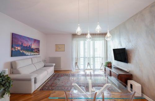 Bergamo Apartment | Indulge at Bed&Dreams in Bergamo with Jacuzzi & Hot Tub
