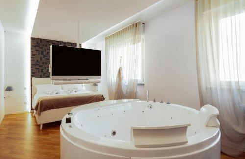 Bergamo Apartment | Indulge at Bed&Dreams in Bergamo with Jacuzzi & Hot Tub