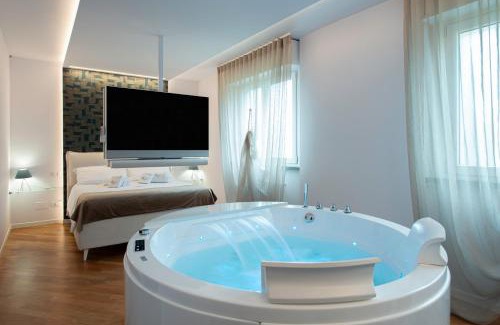 Bergamo Apartment | Indulge at Bed&Dreams in Bergamo with Jacuzzi & Hot Tub