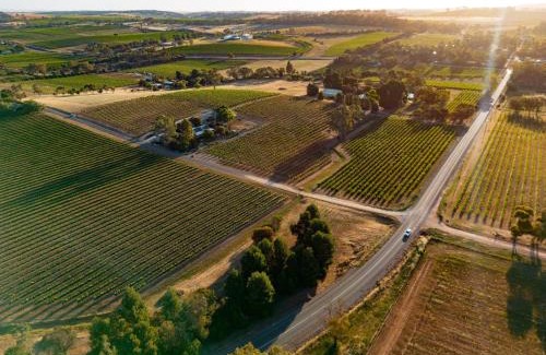 Upper Wakefield Bed & Breakfast | Vineyard Retreat: Guest Rated 9.8, Family-Friendly Stay