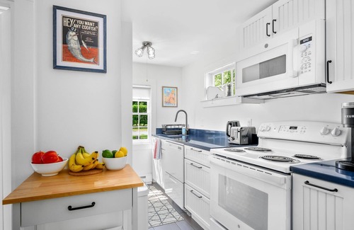 Orleans House | Cozy 1 Bedroom with Den Near Skaket Beach - Guest Rated 10/10