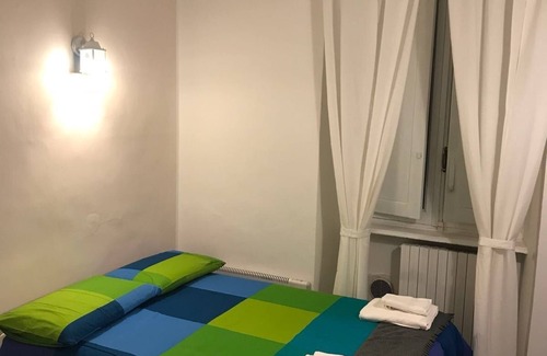 Aurora House | Budget-Friendly Stay at Bed2Go with Breakfast & Kitchen