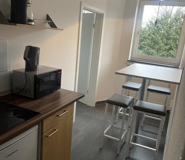 Wolfsanger Apartment | Cozy Bed4You Gästehaus 2 - Pet & Child Friendly Retreat