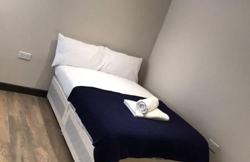 London Borough of Hounslow Apartment | Discover Comfort at Bedfont House: Your Ideal Getaway