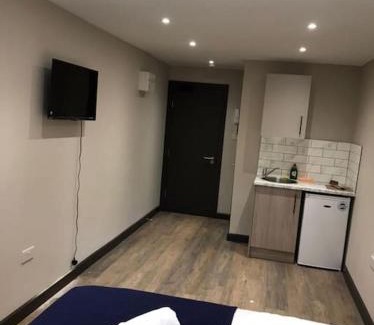 London Borough of Hounslow Apartment | Discover Comfort at Bedfont House: Your Ideal Getaway