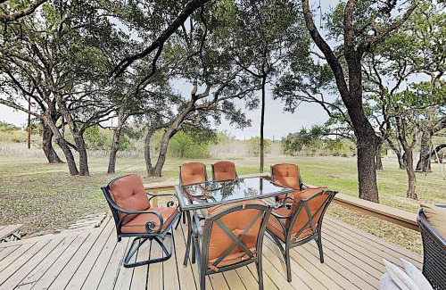 Spicewood House | Bedford Cottage: Family-Friendly Retreat with Pool Access