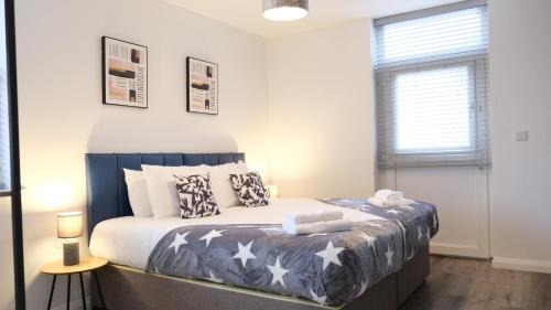 Bedford Apartment | Bedford Town Centre Apartment with Private Parking Access