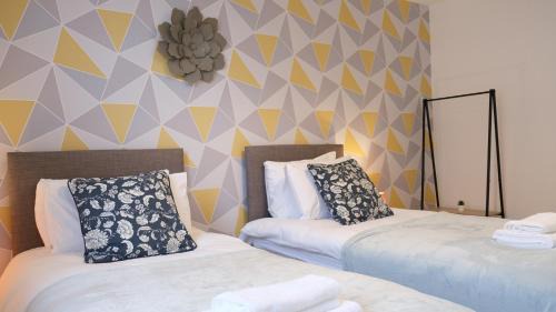 Bedford Apartment | Bedford Town Centre Apartment with Private Parking Access