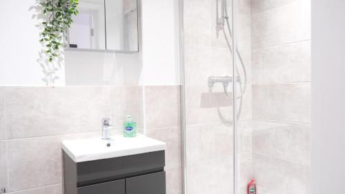 Bedford Apartment | Bedford Town Centre Apartment with Private Parking Access