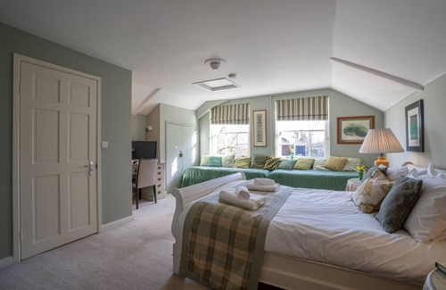 Oxborough Hotel | Guest Favorite: Bedingfeld Arms with Restaurant & Breakfast