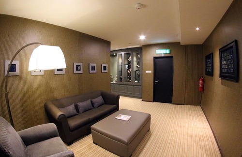 Taman Jubilee Hotel | Welcoming Bedrock Hotel: Rated 9.8 with Great Amenities