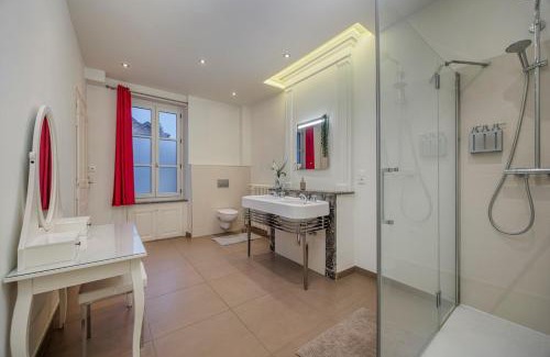 Ferney-Voltaire House | Bedroom 1 - Elegance & Comfort - COLIVING Historic House