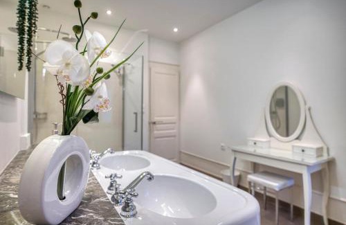 Ferney-Voltaire House | Bedroom 1 - Elegance & Comfort - COLIVING Historic House