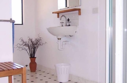 Barrabup Bed & Breakfast | Cozy Bedroom with Ensuite and Kitchen Amenities
