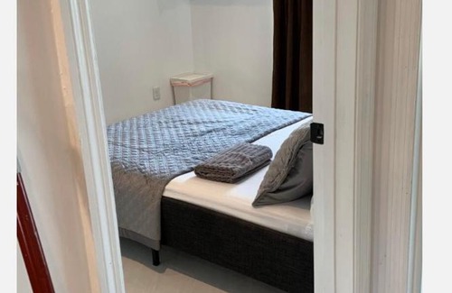 Sandalfoot Cove Bed & Breakfast | Cozy Shared Bedroom with Pet-Friendly Amenities