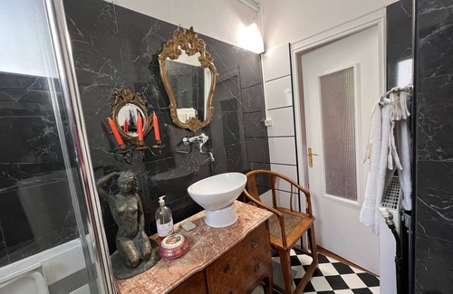 Jussieu Bed & Breakfast | Bedroom XVIII double bed, private bathroom and toilet, in house with garden.
