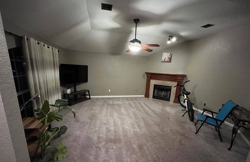 Norman House | Convenient Bedrooms Near Campus with Driveway Parking