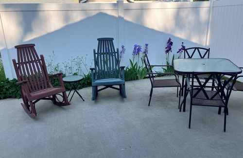 Bynum House | Relax by the Creek: Top-Rated Hotel with Pool & Breakfast