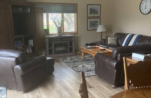 Bynum House | Relax by the Creek: Top-Rated Hotel with Pool & Breakfast