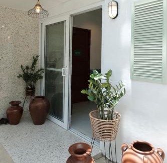 Lapu-Lapu Bed & Breakfast | Relax at Beds & Friends Hostel Mactan with Pool & Bar