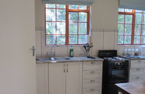 Grahamstown House | Cozy Bedsitter with En-Suite Bath and Full Kitchen Access