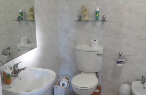 Grahamstown House | Cozy Bedsitter with En-Suite Bath and Full Kitchen Access