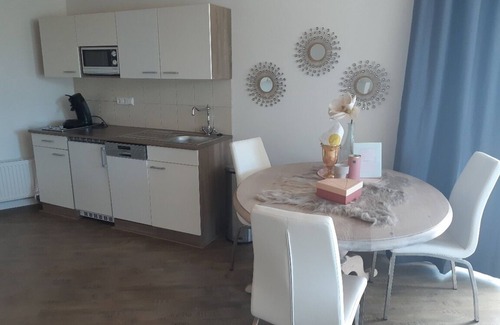 Hoenkoop Apartment | BedStay41: Ideal for Small Groups with Kitchen Amenities