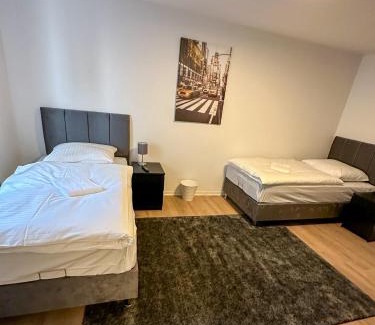 Biebertal House | Bee Apartment: Perfect for Groups & Monteure, PS5 Ready