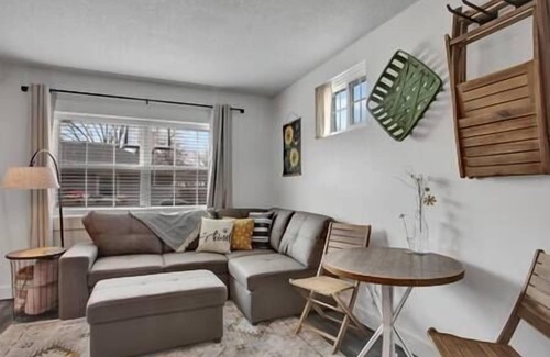Weston Apartment | Bee & Bee Bungalow: Downtown Studio with Breakfast Delight