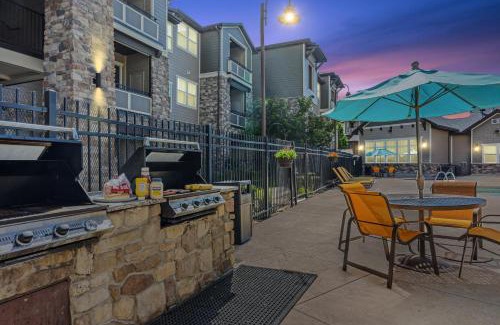 South Jordan Apartment | Bee Chic Retreat in SoJo with Hot Tub & Local Ski Access