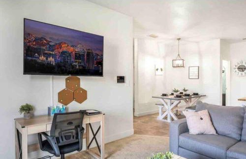 South Jordan Apartment | Bee Chic Retreat in SoJo with Hot Tub & Local Ski Access