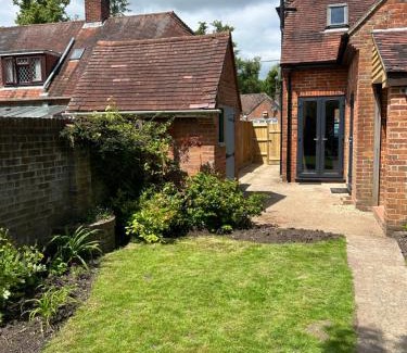 Romsey House | Family-Friendly Getaway at Bee Cottage - Romsey