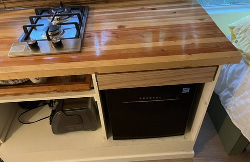 Rainier House | Hot Tub Getaway at Bee Haven Bus, Perfect for Pet Lovers