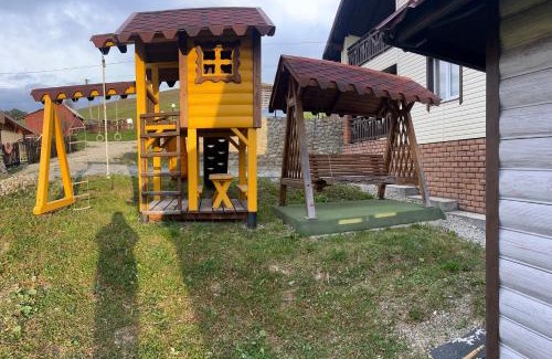 Bukovel Apartment | Bee House Поляниця: Family-Friendly Apartments with Kitchen