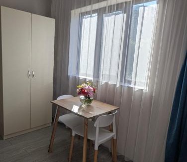 T'ba House | Delightful Bee House: Pet-Friendly Stay with Breakfast