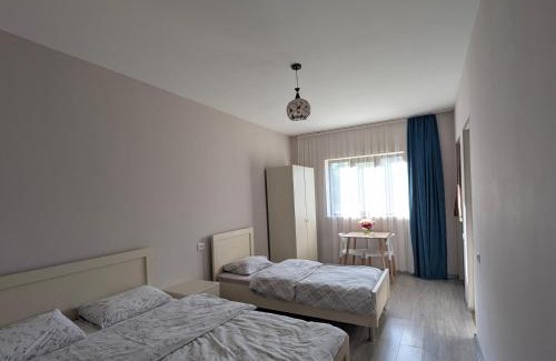 T'ba House | Delightful Bee House: Pet-Friendly Stay with Breakfast