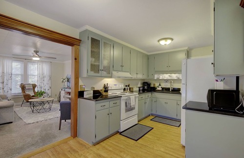 Schley Cottage | Bee Humble Cottage - 10/10 Rating near Beautiful Beaches