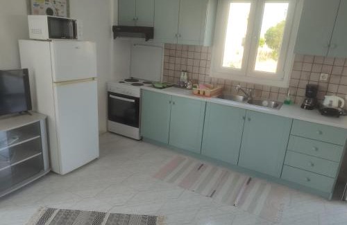Kokinos Pirgos House | Explore Bee Life Apartments: Family-Friendly Retreat
